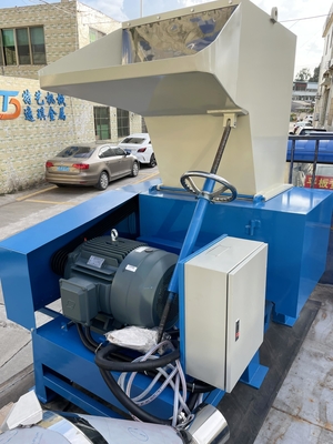 เครื่องหั่นย่อยพลาสติกความเร็วสูงส่วนกลาง 50 Kg / H - 500 Kg / H ความจุ