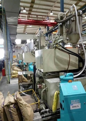 เครื่องบรรทุกอัตโนมัติที่ควบคุมโดย PLC สําหรับการขนพลาสติกเพลเลต