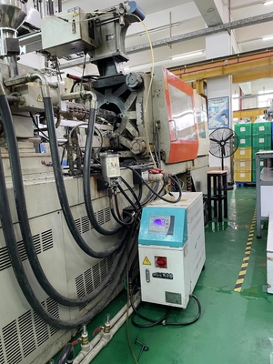 ประเภทน้ำมัน 380V 50Hz ตัวควบคุมอุณหภูมิแม่พิมพ์สำหรับการผลิตชิ้นส่วนพลาสติก